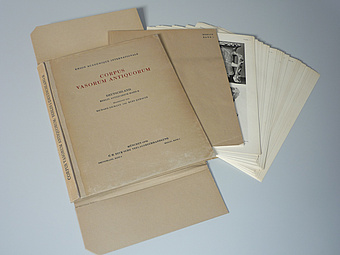 Bis 1999 wurden die Bände des deutschen CVA als Mappen mit Text und losen Tafeln geliefert (Foto: Schmidt)